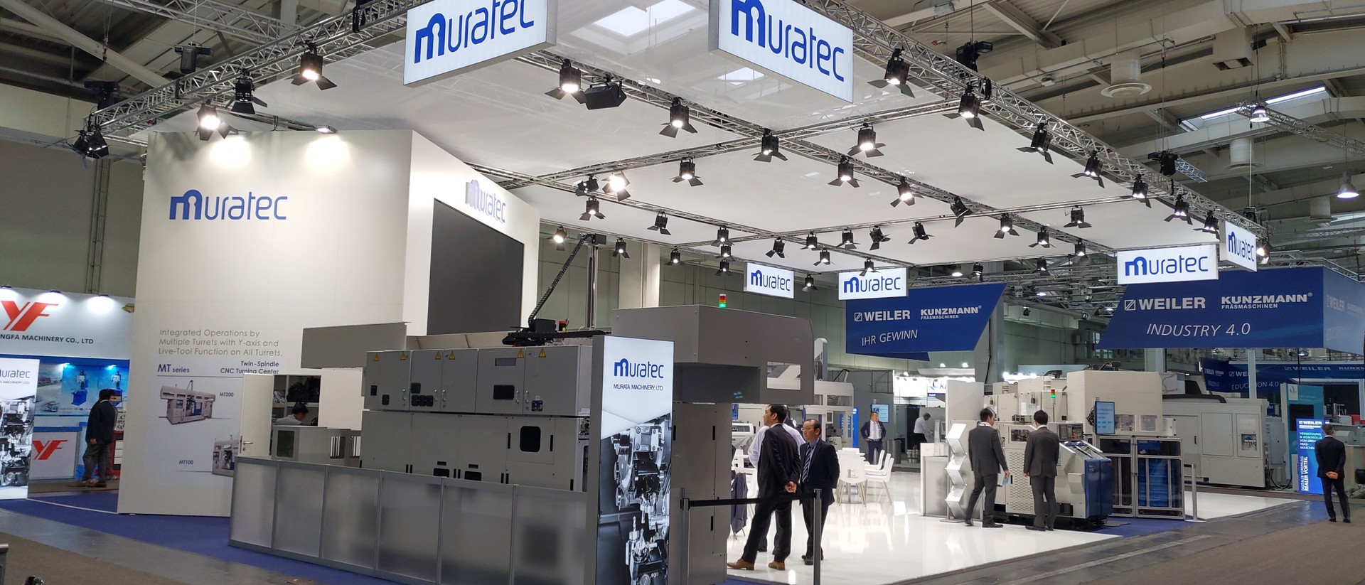 Ungefähr hundert Menschen schauen sich eine Präsentation der Firma Avacon an. 