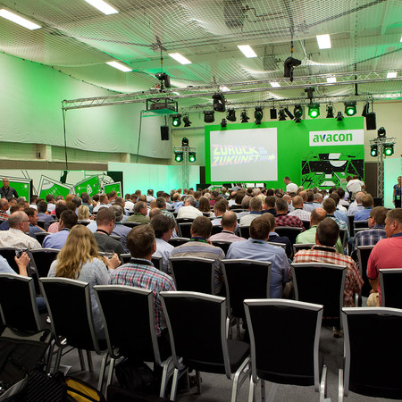 Ungefähr hundert Menschen schauen sich eine Präsentation der Firma Avacon an. 