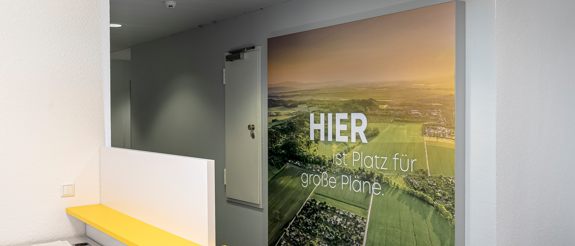 Ein durch M3 Messebau gebauter Empfangstisch in einem Gewerbeobjekt.