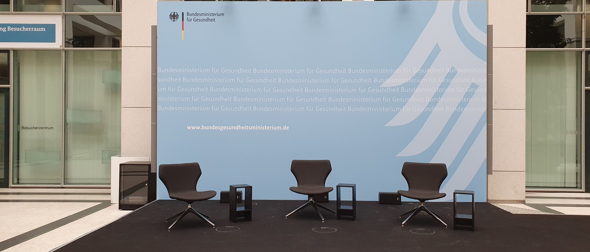 Mehrere hundert Menschen lauschen einer Präsentation der Firma Avalex auf einer Messe. 