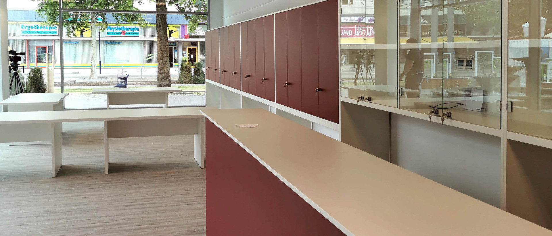 Ein durch M3 Messebau errichtete Schrankwand und ein Tresen in roter Farbe verkleidet. 