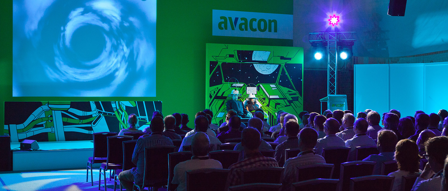 Ungefähr hundert Menschen schauen sich eine Präsentation der Firma Avacon an. 